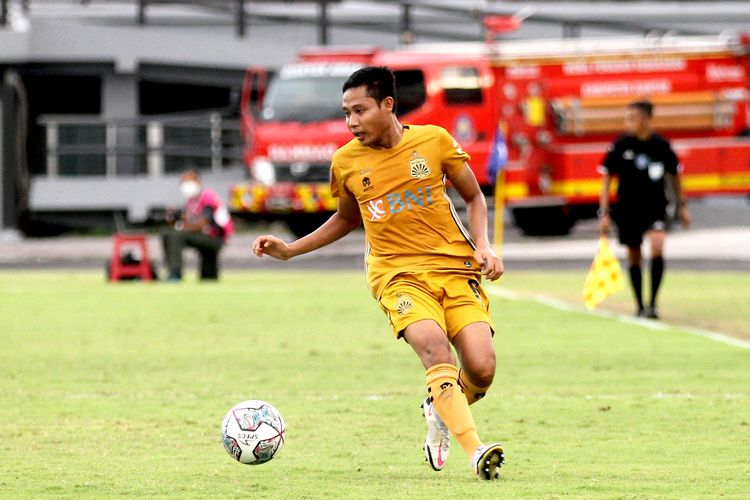 Pemain Bhayangkara FC Evan Dimas saat pertandingan pekan 31 Liga 1 2021-2022 melawan Persipura Jayapura yang berakhir dengan skor 1-2 di Stadion Kapten I Wayan Dipta Gianyar, Rabu (16/3/2022) sore.
