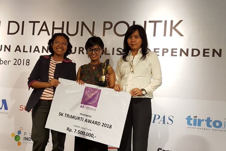 Aliansi Jurnalis Independen (AJI) memberikan penghargaan SK Trimuri Award kepada Devi Asmarani atas kepeduliannya terhadap isu kesetaraan perempuan. Penghargaan diberikan dalam ulangtahun ke-24 AJI di Bentara Budaya Jakarta, Jumat (7/9/2018).