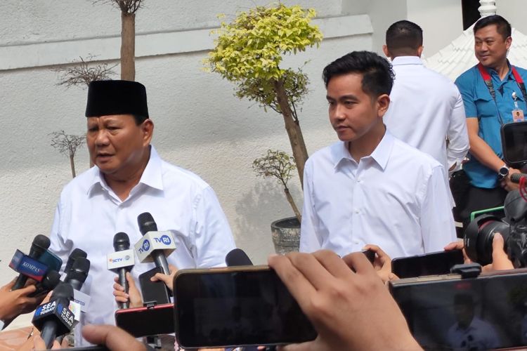 Pasangan calon presiden dan wakil presiden nomor urut 2 Prabowo Subianto dan Gibran Rakabuming Raka di KPU, Jakarta, Rabu (24/4/2024).