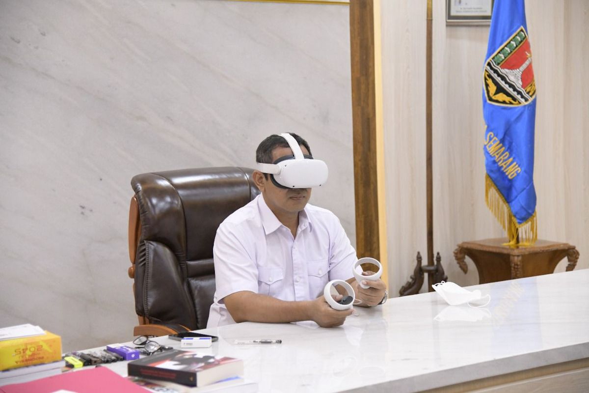 Wali Kota Semarang, Hendrar Prihadi saat mencoba teknologi metavers di Balaikota Semarang, Sabtu (9/4/2022)