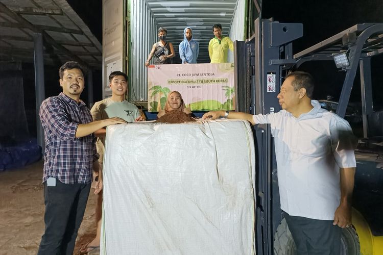 Salah satu komoditas pertanian Kabupaten Sumenep kembali menembus pasar luar negeri, yakni serbuk sabut kelapa untuk pertama kalinya diekspor ke Korea Selatan. 