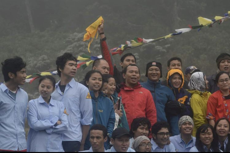 Bang Latip (tengah berjaket merah) saat mengikuti Jambore 50 Tahun Mapala UI di Lembah Suryakencana Gunung Gede, Jawa Barat, Desember 2014.