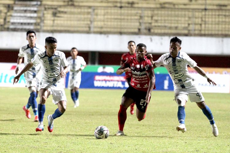Pemain Bali United Eber Bessa dijaga dua pemain PSIS Semarang pada pertandingan pekan 10 Liga 1 2021-2022 yang berakhir dengan skor 0-0 di Stadion Maguwoharjo Sleman, Minggu (31/10/2021) malam.