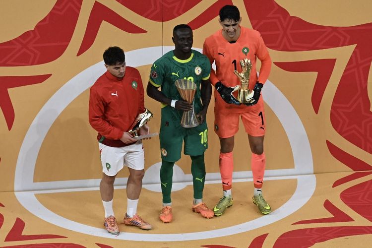 Penyerang Maroko bernomor punggung 10, Brahim Diaz, penyerang Senegal bernomor punggung 10, Sadio Mane, dan kiper Maroko bernomor punggung 1, Yassine Bounou berpose dengan penghargaan mereka setelah pertandingan final Piala Afrika 2025 antara Senegal dan Maroko di Stadion Pangeran Moulay Abdellah di Rabat pada 18 Januari 2026.