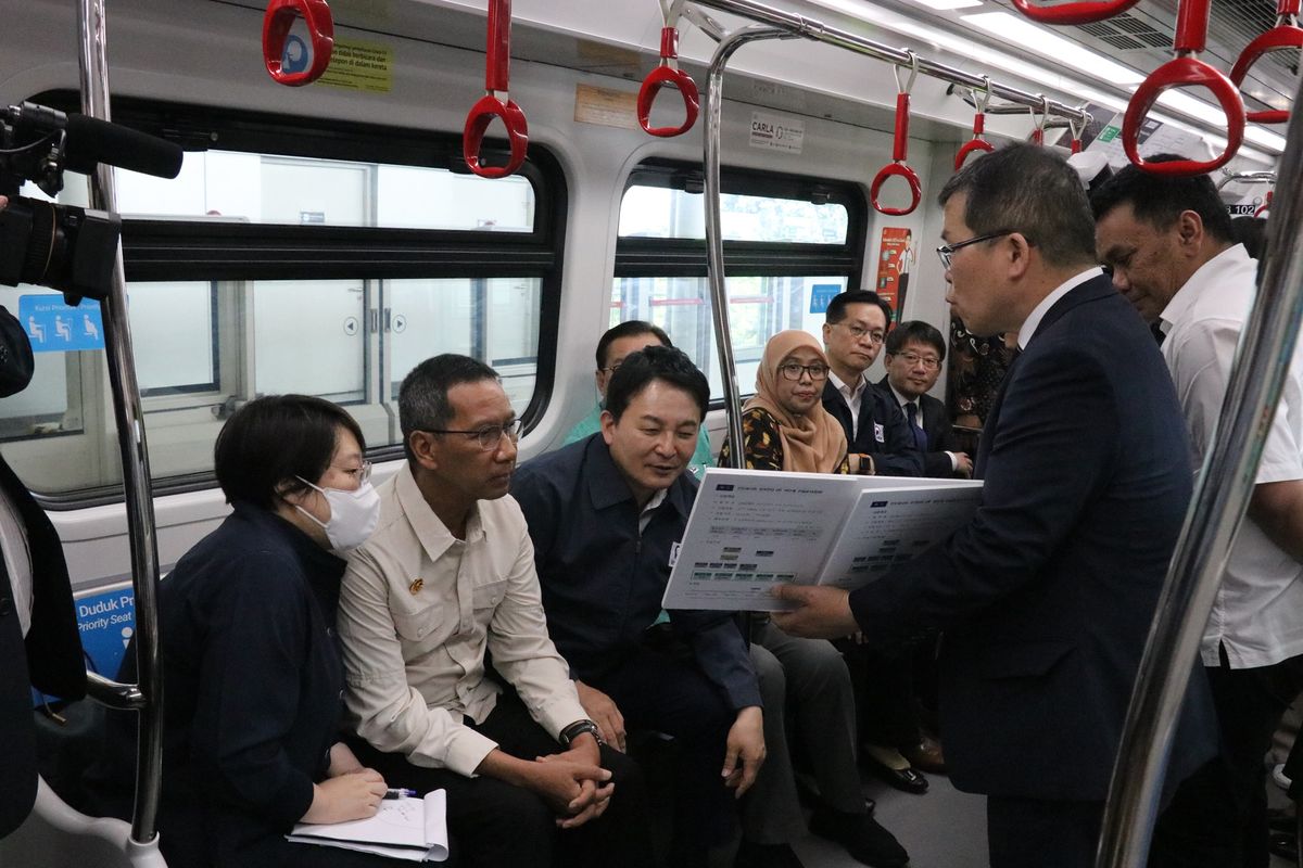 Pj Gubernur Mendampingi Minister for Land, Infrastructure and Transport of the Republic of Korea, H.E. Mr. Won Hee-ryong dalam Kunjungan dan Mencoba Light Rail Transit (LRT) Fase 1A dari Stasiun Velodrome sampai Stasiun Pegangsaan Dua di Stasiun Velodrome, Jumat (17/03/2023).