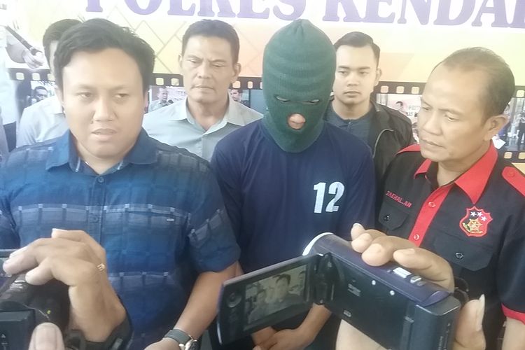 MM, pelaku penghinaan bupati, saat dimintai keterangan wartawan. KOMPAS.com/SLAMET PRIYATIN