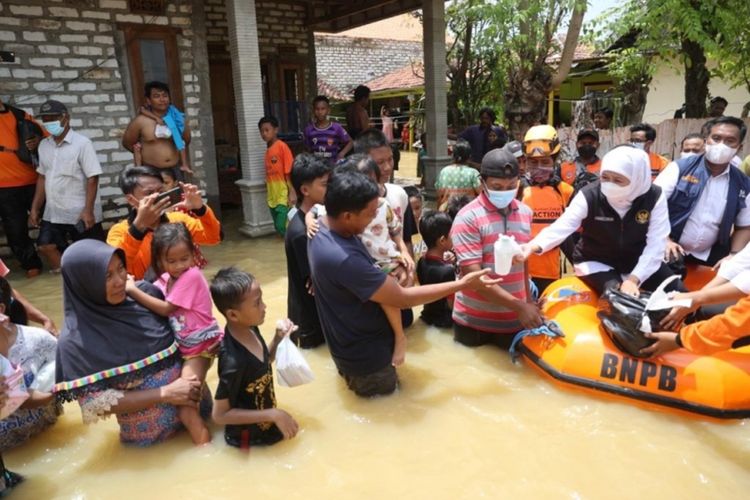 Gubernur Jawa Timur Khofifah Indar Parawansa Saat Meninjau Langsung Warga Terdampak Banjir di Pameksan, Rabu (2/3/2022).