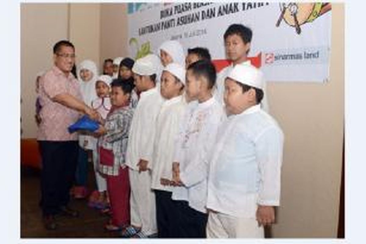 Idham Muchlis, Kepala Departemen Media–External Relations Sinar Mas Land memberikan santunan dan bingkisan Lebaran di Jakarta, Rabu (16/7/2014). Bantuan langsung diserahkan ke sejumlah panti asuhan di beberapa lokasi di Jakarta dan Bekasi. 