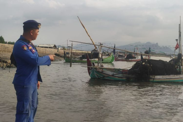 Foto: Anggota Satpolairud Polres Situbondo ketika memperlihatkan kapal yang melanggar zona tangkapan ikan di Pebuhan Kalbut Situbondo, Jawa Timur. 