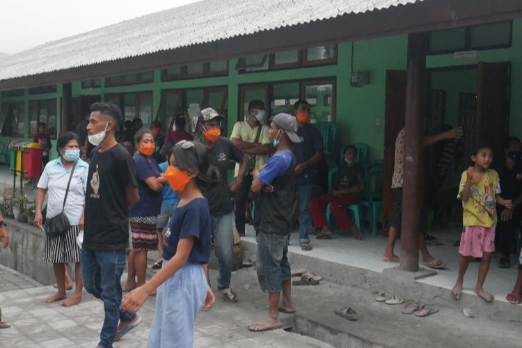 Korban erupsi gunung Lewotobi Laki-laki mengungsi di SMP Negeri 1 Wulanggitang, Kabupaten Flores Timur