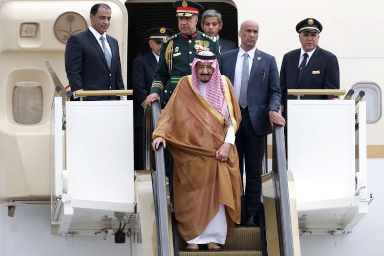 Raja Arab Saudi Salman bin Abdulaziz al-Saud saat tiba di Bandara Halim Perdanakusuma, Jakarta, Rabu (1/3/2017). Presiden Joko Widodo menyambut kedatangan Raja Salman dan rombongan.