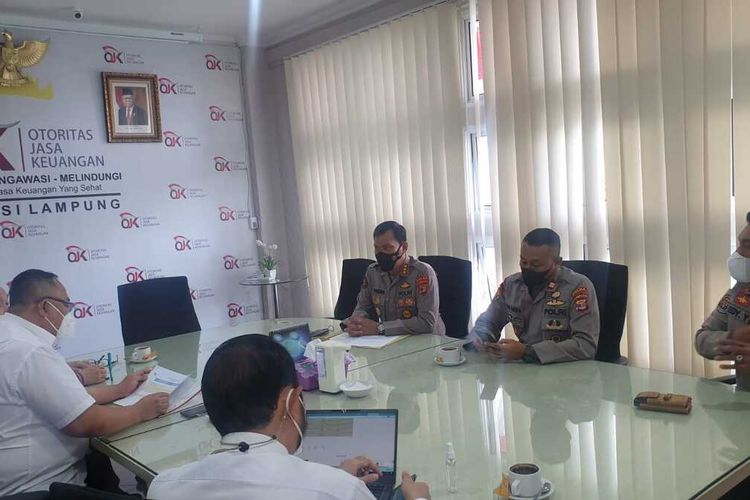 Kabid Humas Polda Lampung, Kombes Zahwani Pandra Arsyad berkoodinasi dengan OJK Lampung terkait teror pinjol kepada sejumlah debitur, termasuk yang meneror Wagub Lampung Chusnunia Chalim.