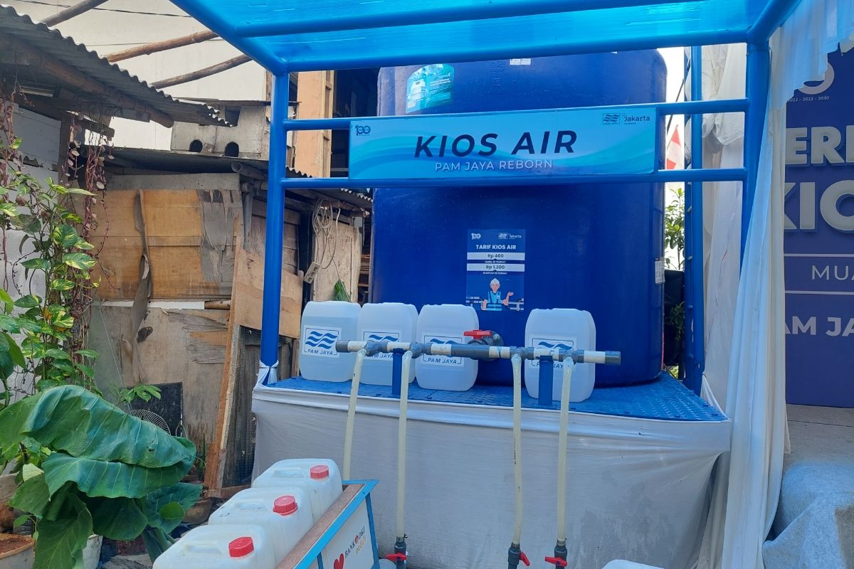 Salah satu kios air yang terletak di RW 22, Muara Angke, Jakarta Utara, Selasa (8/11/2022).