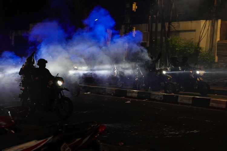 Polisi menembakkan gas air mata saat membubarkan massa pengunjuk rasa di Jalan Palmerah Utara Jakarta, Kamis (28/8/2025). Unjuk rasa dipicu oleh kebijakan gaji dan tunjangan anggota DPR yang tinggi dan dinilai tidak sensitif dengan kondisi masyarakat saat ini.