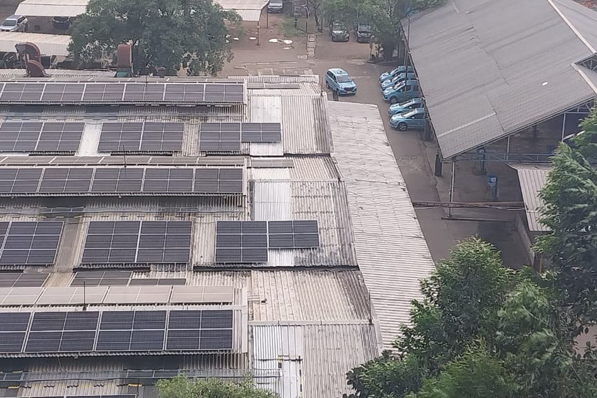 Panel surya yang terpasang di pool parkiran Kantor Bluebird di Jakarta, Selasa (13/6/2023).