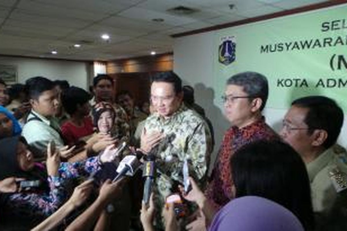 Gubernur DKI Jakarta Basuki Tjahaja Purnama dengan Wakil Ketua DPRD DKI Jakarta Triwisaksana saat menghadiri musyawarah perencanaan pembangunan (musrenbang), di Kantor Wali Kota Jakarta Selatan, Selasa (31/3/2015). 