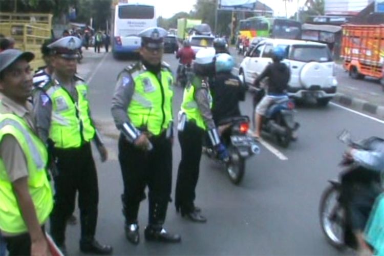 Polisi berada di lokasi kecelakaan karambol di pertigaan wika, Mojosongo, Boyolali, Jawa Tengah, Rabu (21/6/2017).