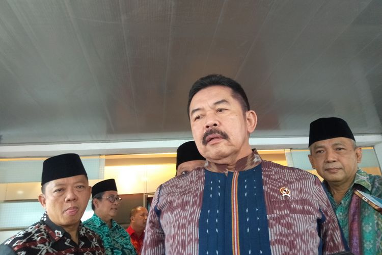 Jaksa Agung Sanitiar (ST) Burhanuddin (tengah) saat ditemui di Kompleks Kejaksaan Agung, Jakarta Selatan, Jumat (21/2/2020).