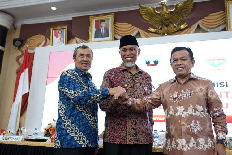 Gubernur Riau Syamsuar bersama Anggota Komisi II Dewan Perwakilan Rakyat (DPR) seusai melakukan rapat bersamadi Kantor Gubernur Sumatera Barat (Sumbar), Kamis (16/06/2022).