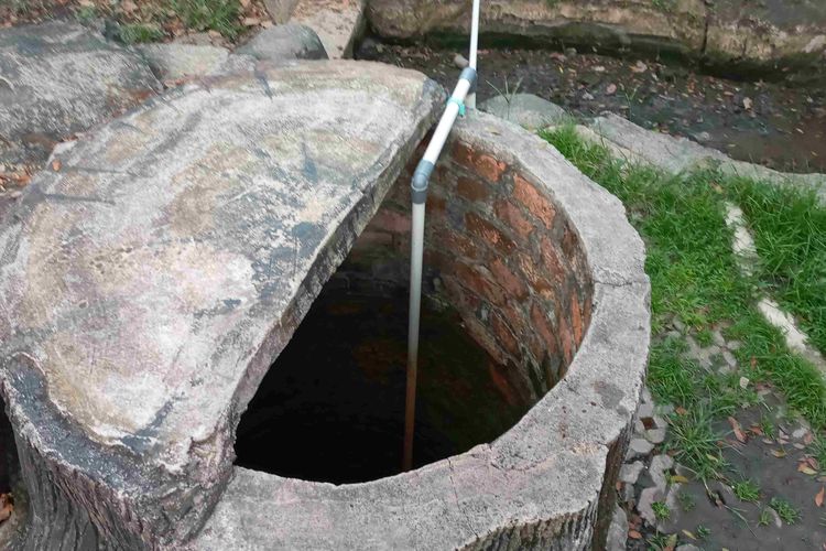 Sumur yang menjadi sumber air bersih bagi pengunjung dan warga sekitar Taman Sari, Pangkalpinang, Bangka Belitung, Sabtu (4/11/2023).