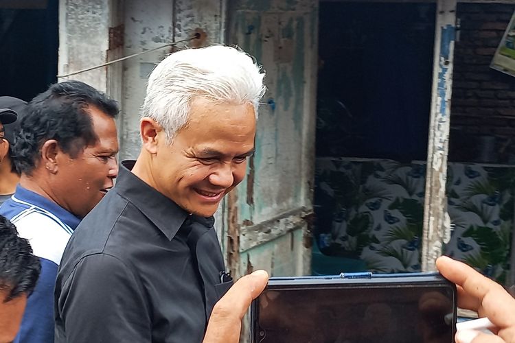 Capres Ganjar Pranowo berjalan kaki dari Kedai Kopi Hordja menuju Museum Simalungun di Jalan Wandelvad, Kelurahan Proklamasi, Kecamatan Siantar Barat, Sabtu (11/11/2023).