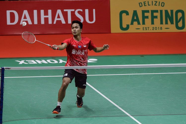 Tunggal putra Indonesia, Anthony Sinisuka Ginting bertanding melawan tunggal putra Denmark, Viktor Axelsen pada pertandingan semifinal Daihatsu Indonesia Masters 2020 di Istora Senayan Jakarta, Sabtu (18/1/2020). Anthony Sinisuka Ginting melaju ke final setelah menang 22-20 dan 21-11.