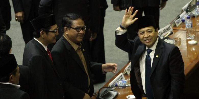 Ketua baru DPR Setya Novanto (kanan) melambaikan tangannya ke arah para jurnalis usai dilantik dalam sidang paripurna pemilihan pimpinan DPR 2014-2019 di Gedung Parlemen, Senayan, Jakarta, Kamis (2/10/2014). Sidang yang berlangsung alot itu diwarnai aksi walkout dari anggota DPR Fraksi PDI Perjuangan, PKB, Partai Hanura, dan Partai NasDem sehingga hanya diikuti oleh 6 partai lainnya.