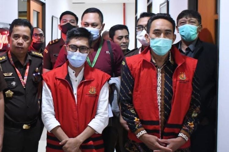 Dua tersangka kasus korupsi BUMD Indramayu saat digiring ke Kantor Kejati Jawa Barat.