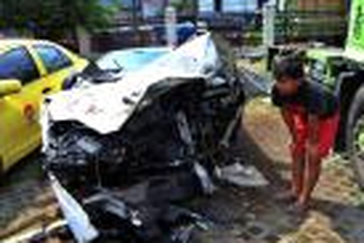 Mobil sport Lamborghini rusak terparkir di Samsat Mangga Dua, Jakarta Utara, Minggu (8/6/2014). Mobil sport Lamborghini itu terlibat kecelakaan dengan truk di Tol Tanjung Priok Minggu (8/6) pagi. Kecelakaan tersebut diduga sopir Lamborghini mengantuk.