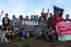 Dengan Sepeda Onthel, Pria Ini Taklukkan Puluhan Gunung di Indonesia