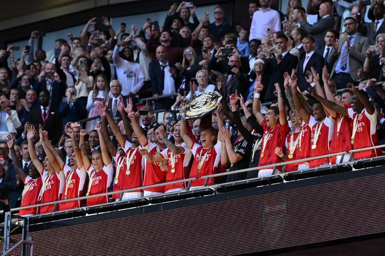 Arsenal menjadi juara Community Shield 2023 usai mengalahkan Man City via adu penalti di Stadion Wembley, Minggu (6/8/2023. (Photo by JUSTIN TALLIS / AFP)