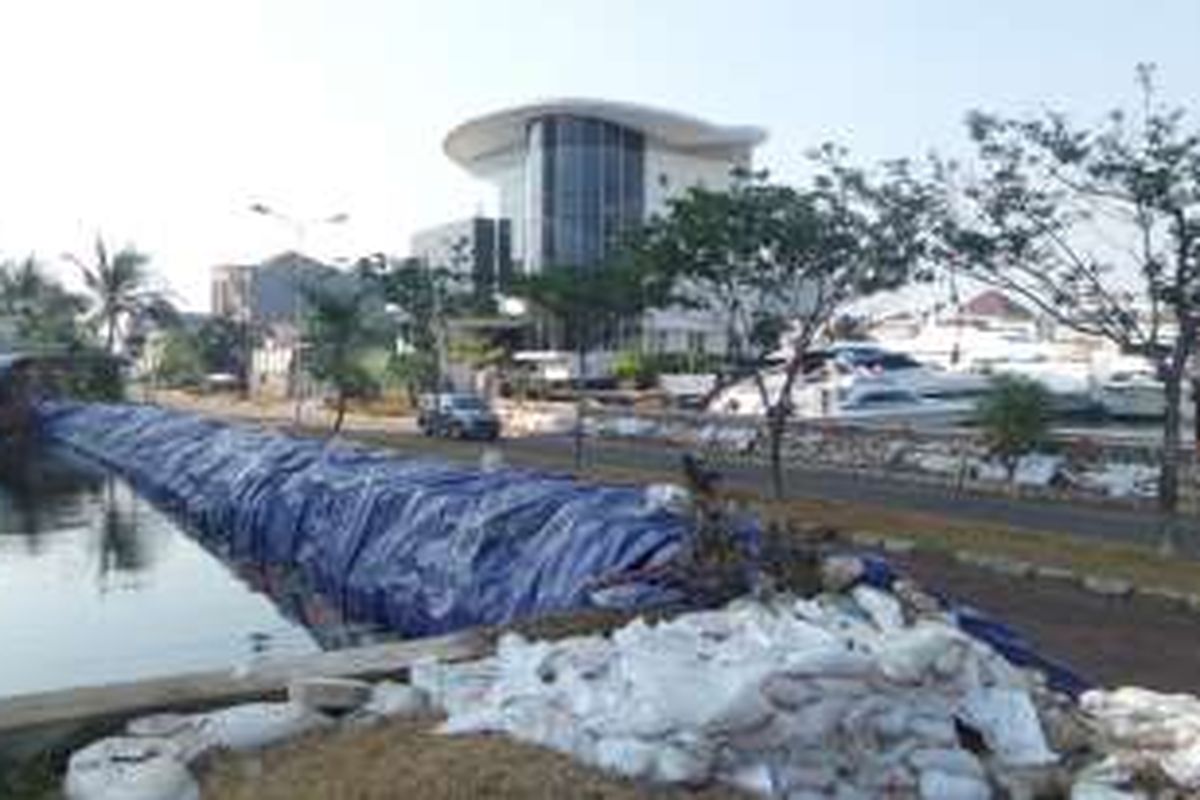 Selasa (7/6/2016), pasca sepekan tanggul Pantai Mutiara Jebol, belum ada tanda adanya pembangunan tanggul baru. BPBD DKI Jakarta menyebut tanggul sementara bisa bertahan selama satu minggu