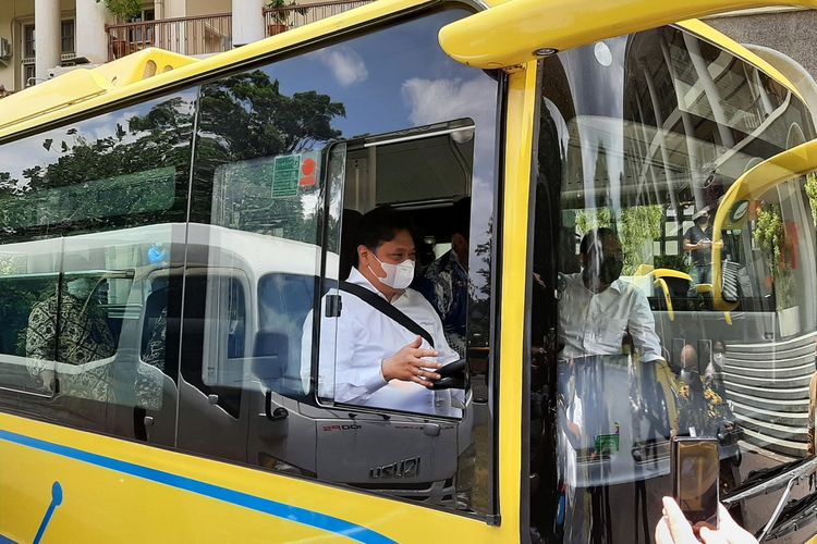 Menteri Koordinator Bidang Perekonomian Airlangga Hartarto saat mengemudikan bus listrik berkeliling halaman depan Balairung UGM.