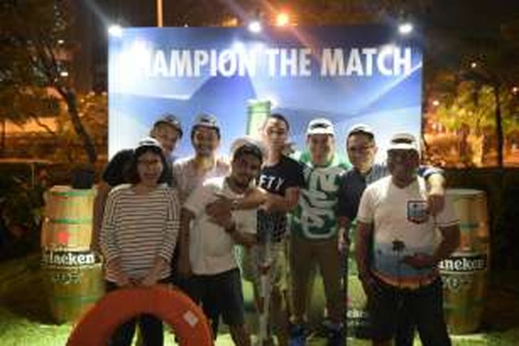 Tim #AwayDay dengan celebrity coach DJ Riri serta beberapa karyawan Beer Garden SCBD siap memeriahkan malam Heineken UCL Champion the Match.