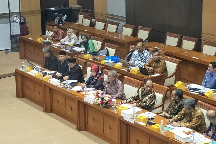 Kepala Badan Pengelola Keuangan Haji (BPKH) Anggito Abimanyu dalam Rapat Dengar Pendapat dengan Komisi VIII di Kompleks Parlemen, Senayan, Jakarta, Senin (18/11/2019). 