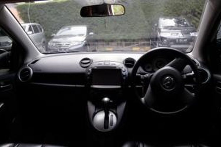 Hasil pandangan dari kabin pada mobil menggunakan kaca film Infinity Black Optic.