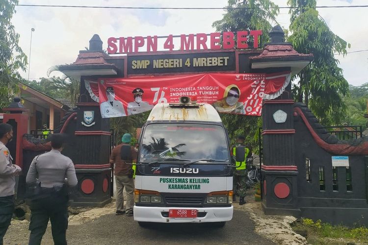 Satgas Covid-19 melakukan persiapan isolasi terpusat di gedung SMPN 4 Mrebet Purbalingga, Jawa Tengah, Selasa (21/9/2021).