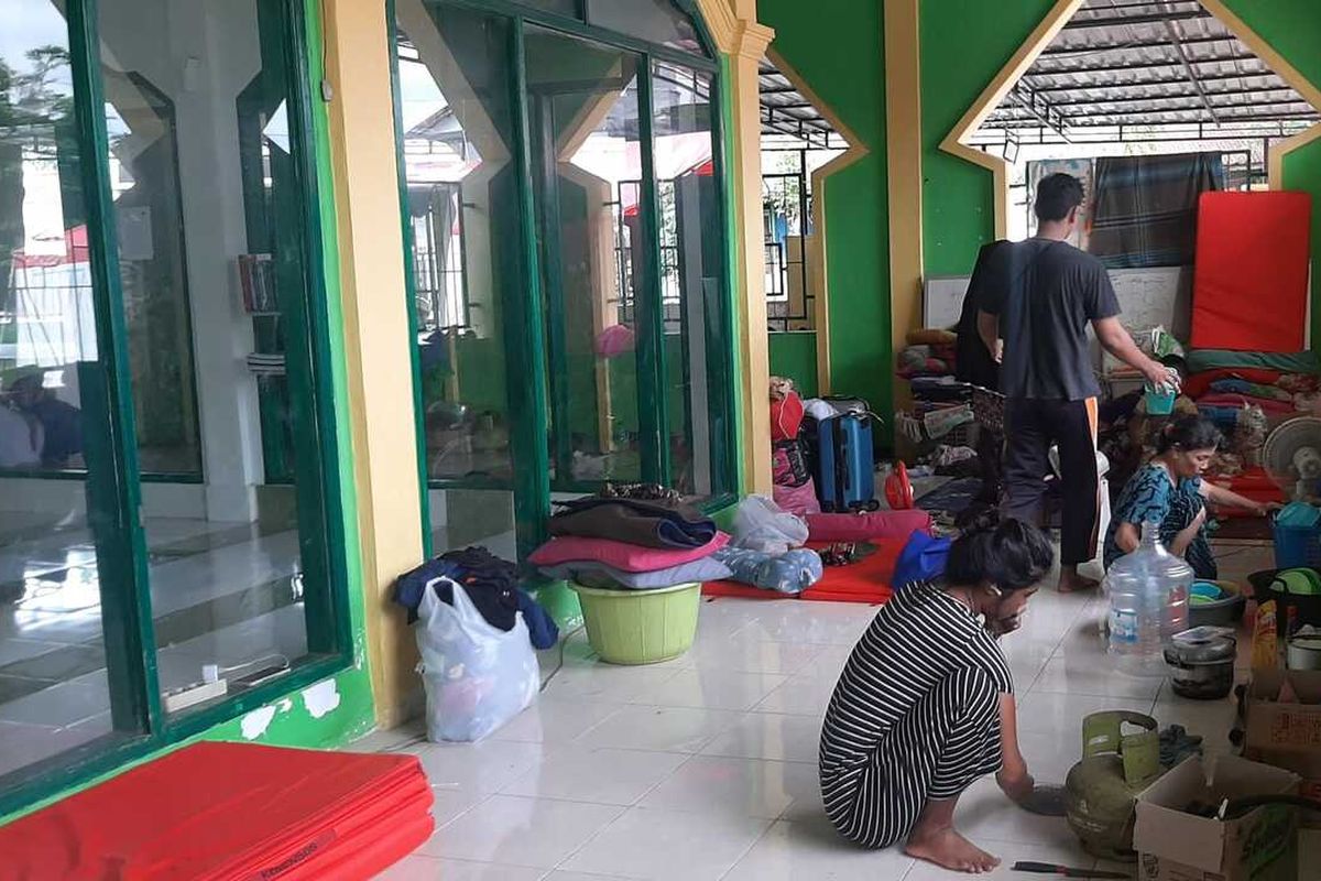 Suasana Masjid Jabal Nur, Blok 10 Perumnas Antang, Kecamatan Manggala, Kota Makassar, Sulsel, yang dijadikan sebagai posko pengungsian induk akibat banjir, Rabu (24/1/2024).