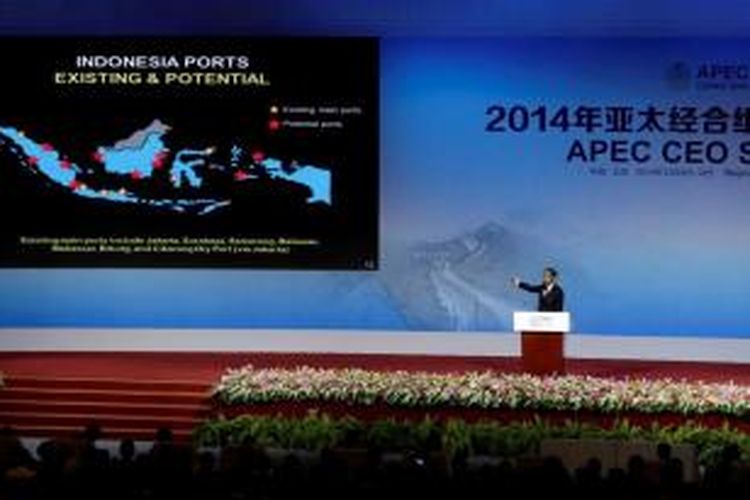 Presiden Joko Widodo (Jokowi) menyampaikan pidato di depan para delagasi APEC CEO Summit, di China National Convention Center di Beijing, 10 November 2014.