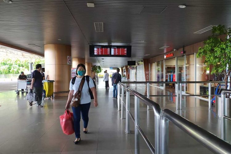 Suasana Bandara Supadio Pontianak Kalimantan Barat jelang penghentian layanan penumpang umum mulai Sabtu (25/4/2020).