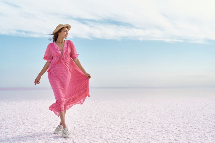 Ilustrasi perempuan pakai baju pink,  Berikut warna baju yang membuat kulit tampak cerah