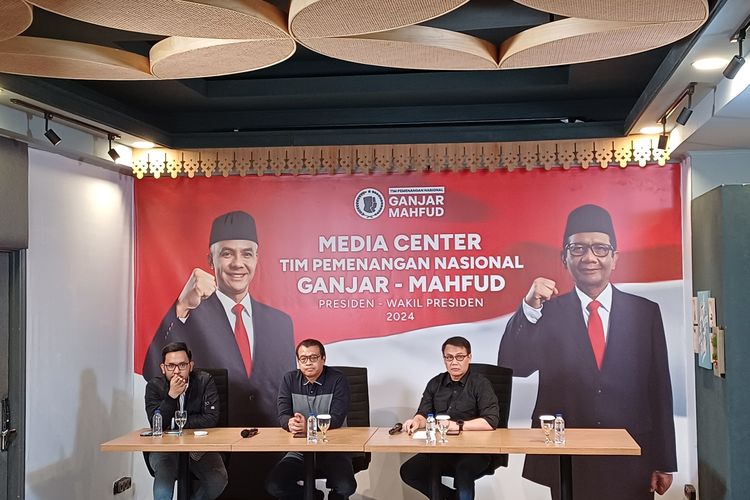 Ketua Dewan Pimpinan Pusat (DPP) PDI-P Ahmad Basarah (kanan) menyebut, Ketua Umum partainya, Megawati Soekarnoputri melarang kadernya menyerang wibawa Presiden Joko Widodo (Jokowi), Minggu (12/11/2023).