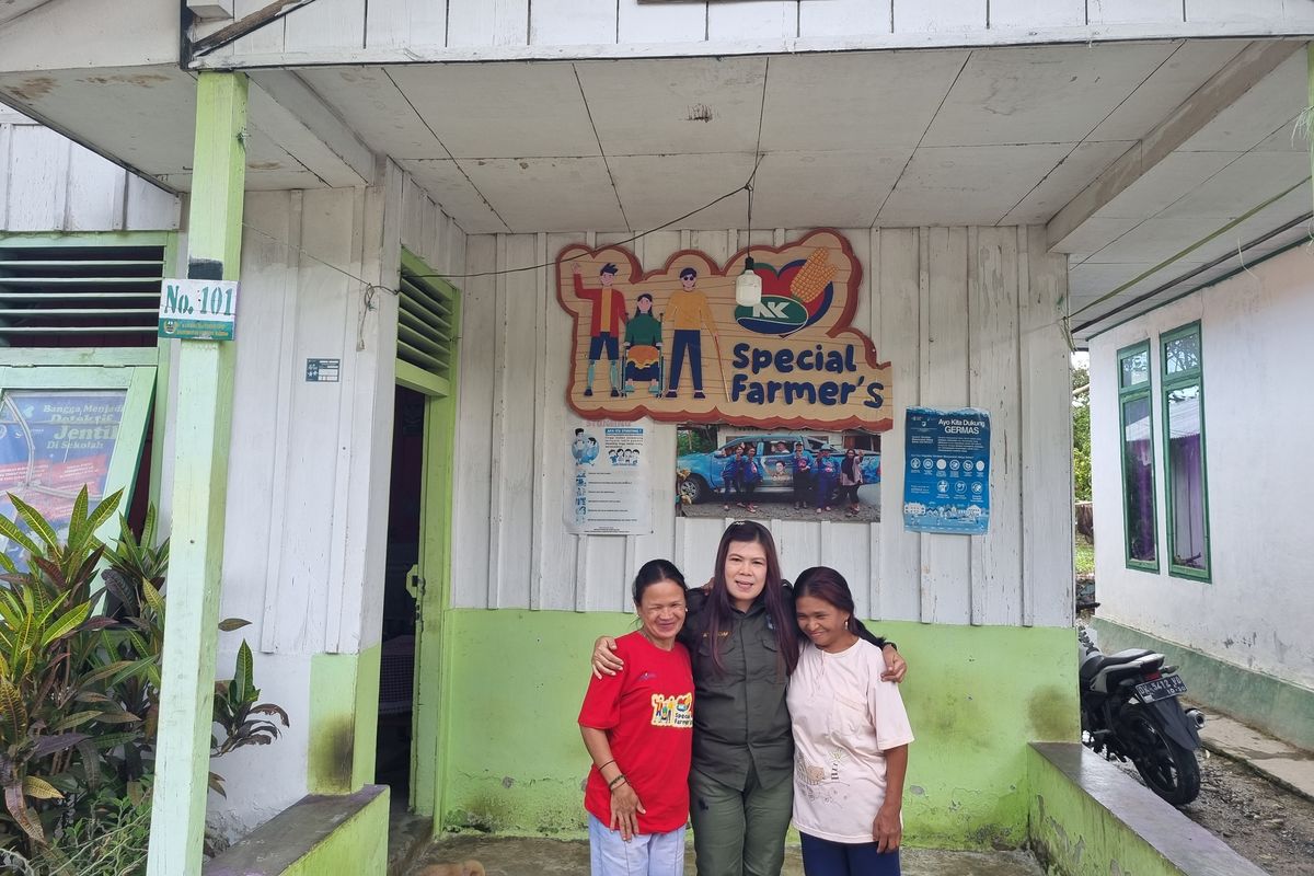 Bidan Desa Rompo Yulla Martha Yanti Tombo (tengah) berfoto bersama dua penyandang disabilitas di Poskesdes Rompo, Kecamatan Lore Lindu, Kabupaten Poso, Sulawesi Tengah, Minggu (2/6/2024)