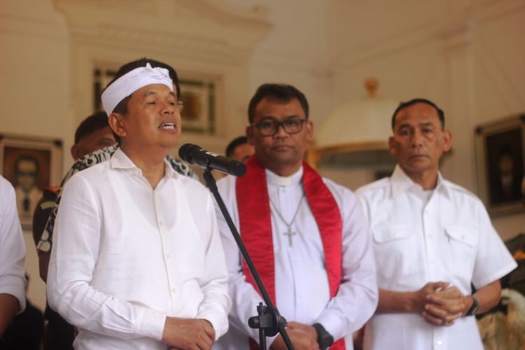 Gubernur Jawa Barat, Dedi Mulyadi berbicara dihadapan wartawan di Pendopo Bupati Cianjur, Selasa (12/8/2025) usai memediasi perkara perdata antara gereja dengan pihak perbankan akibat kredit macet.