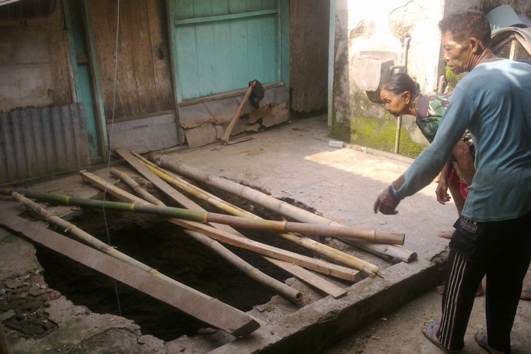 Salah satu sumur milik warga Desa Manggis, Kecamatan Puncu, Kabupaten Kediri, Jawa Timur, yang ambles ditelan bumi.