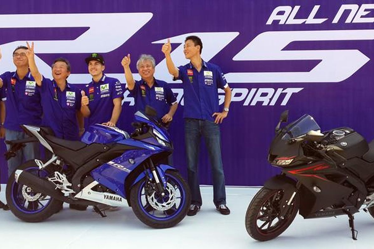 Maverick Vinales berpose dengan para direksi Yamaha Indonesia Motor Manufacturing saat meluncurkan generasi baru R15 di Sentul, Jawa Barat, Senin (23/1/2017).