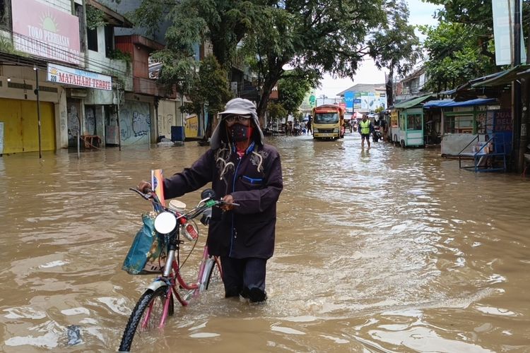 Sepeda Jengki Merah dan Luapan Citarum: Ritual Kesabaran Tukang Pijat Arman di Dayeuhkolot
