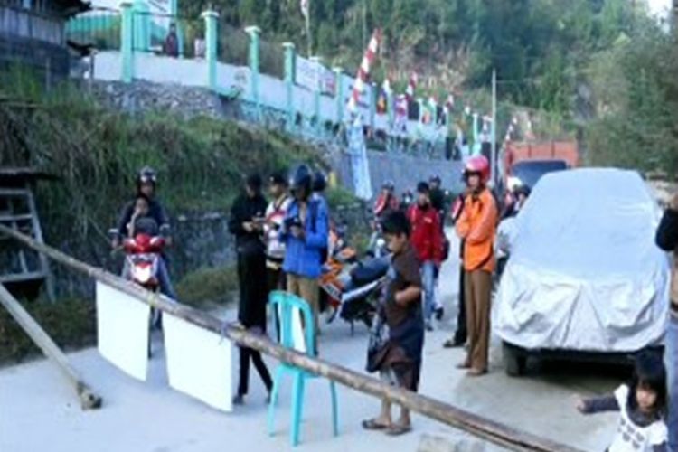 Protes komentar di Facebook, warga Mamasa Sulawesi Barat memblokade akses Jalan Trans Sulawesi sambil membakar kayu dan sampah di tengah jalan hinga tak bisa dilalui kendaraan, Rabu (15/8/2018).
