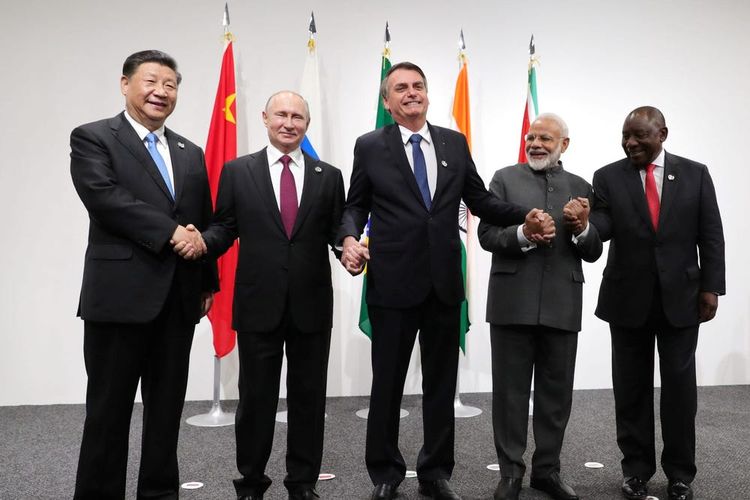 Para pemimpin negara-negara BRICS, mulai dari Xi Jinping dari China, Vladimir Putin dari Rusia, Jair Bolsonaro dari Brasil, Narendra Modi dari India, dan Cyril Ramaphosa dari Afrika Selatan pada KTT BRICS di Osaka, Jepang, pada 28 Juni 2019.