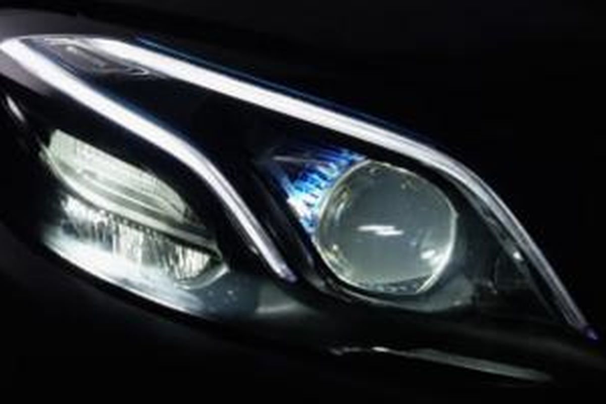 Lampu depan Mercedes-Benz E-Class dalam teaser video.